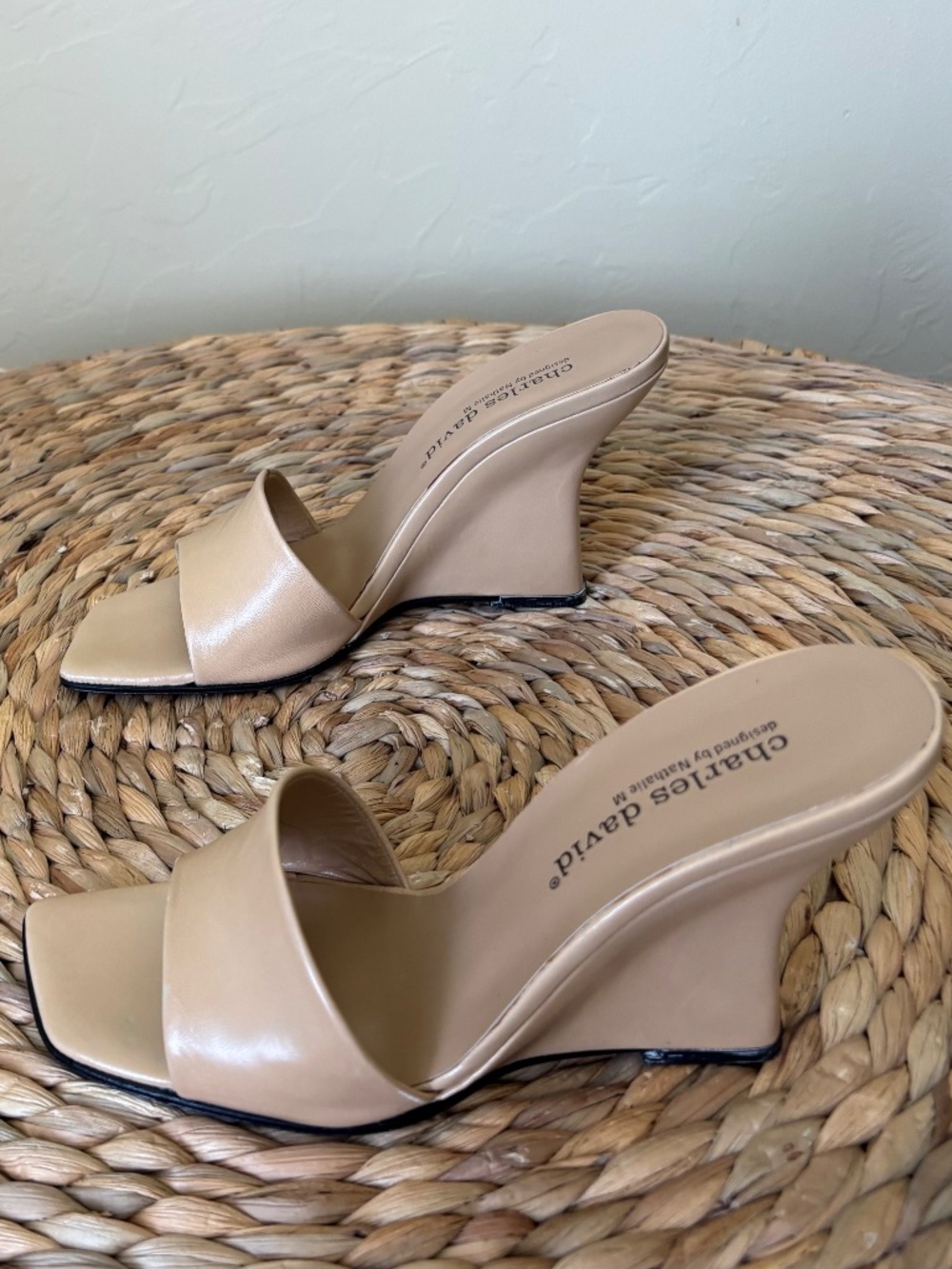 CHARLES DAVID / Nathalie M / beige natural leather / tapered open toe wedge / 7